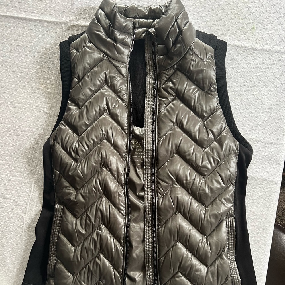 CALVIN KLEIN PERFORMANCE DOWN VEST (SMALL)